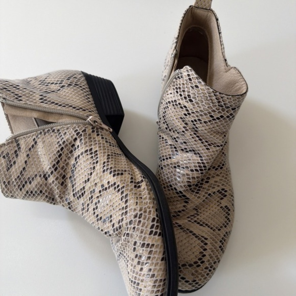 Walking Cradles "Tammy" booties Women's 10M, snakeskin-print 1530